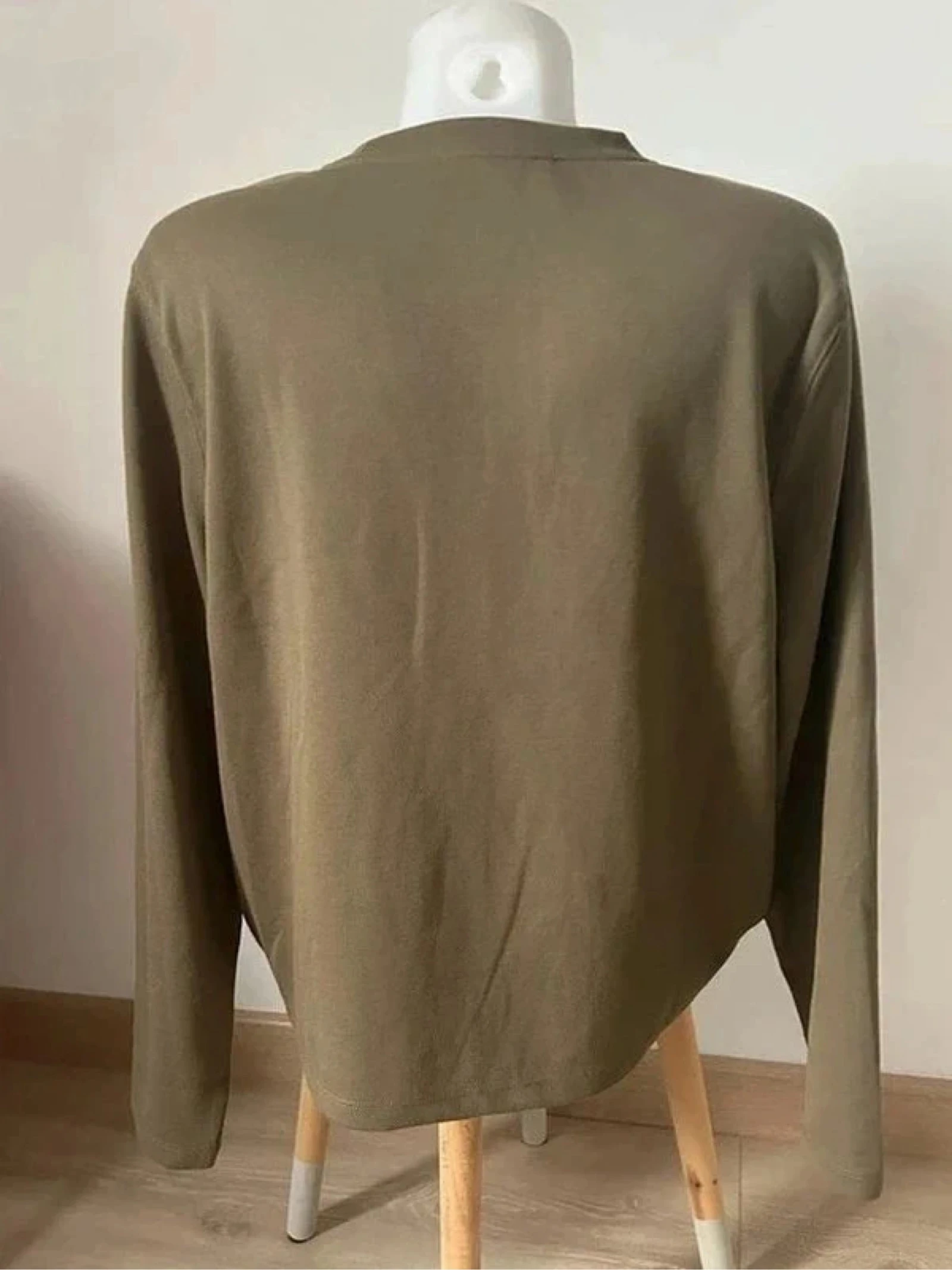 Blusa de manga larga color caqui – MNG – Talla M 🌸 – photo 2